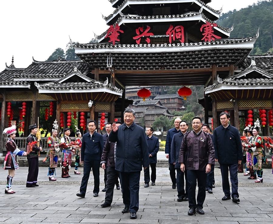 2025年3月17日下午，习近平在黔东南州黎平县肇兴侗寨考察时，在寨门口向身着民族盛装欢迎的村民挥手致意。新华社记者 燕雁 摄