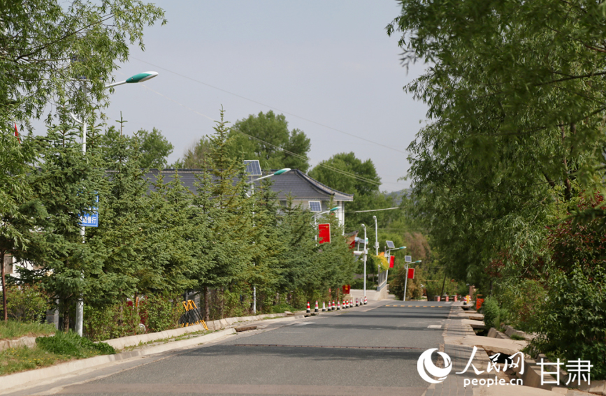 元古堆村此前的乡间土路变成了如今的硬化路。人民网记者 高翔摄