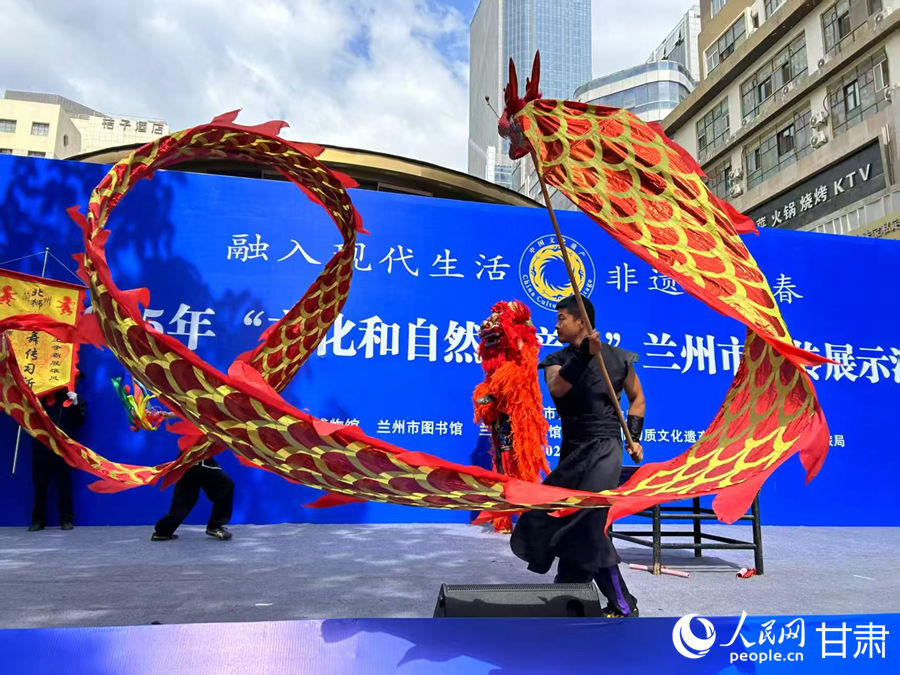 柴宗峰在2025年“文化和自然遗产日”兰州市非遗宣传展示活动中表演舞狮。人民网记者 焦隆摄