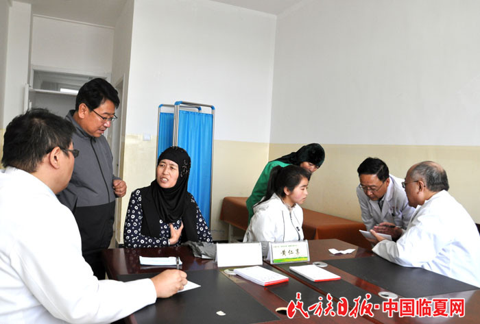 4月专家为东乡县群众诊断病情。（胡发伟 摄）.jpg