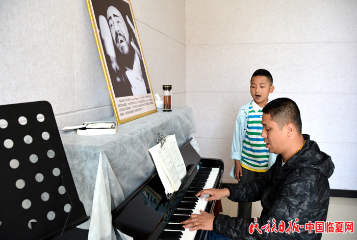 下一个“帕瓦罗蒂”—正在学习美声唱法的少儿.JPG