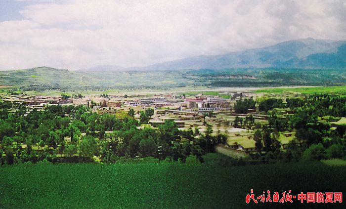 积石山县城吹麻滩镇全貌（资料图片摄于1995年前）.jpg