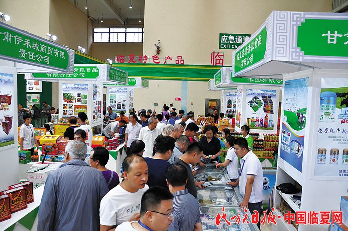 7月5日，为期5天的第二十四届中国兰州投资贸易洽谈会在省城兰州拉开帷幕。连日来，我州展馆内人流如织。 (3).jpg