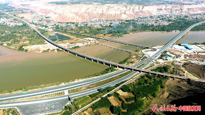 700大 兰永高速公路与兰新铁路交汇的永靖县盐锅峡段 史有东 摄.jpg