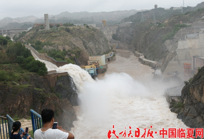 刘家峡水库溢洪道泄洪.jpg