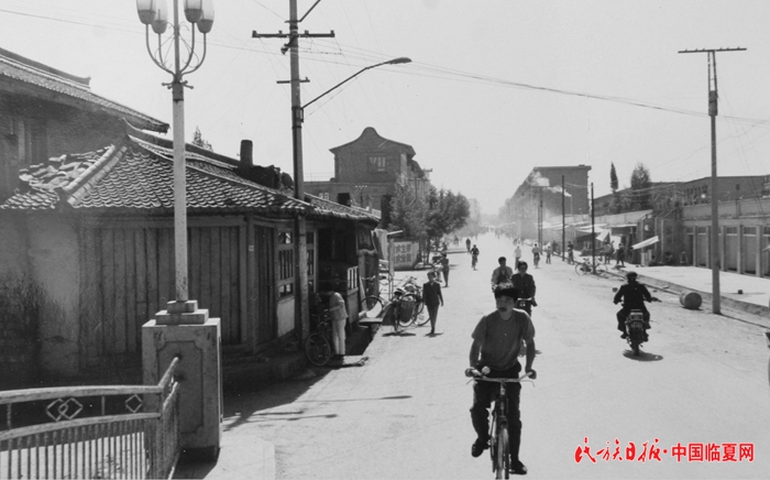 1986年前的临夏市红园新村路旧貌（图片资料）.jpg