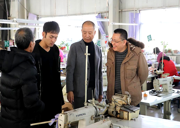 考察学和民族用品公司生产车间.jpg
