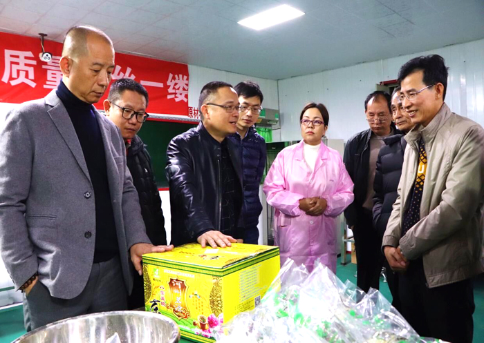 考察艾米尔公司生产情况.jpg