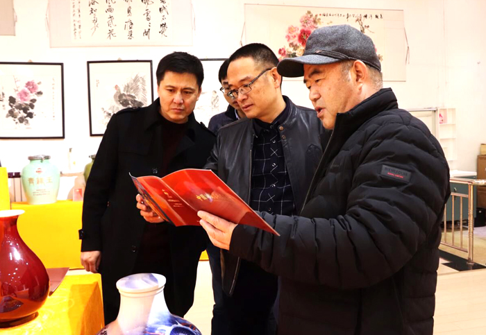 听取古河州酒业负责人介绍.jpg