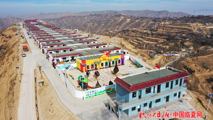 东乡何汪村：易地扶贫搬迁住新居.jpg