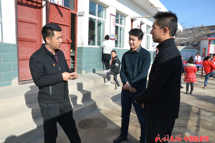 在教学点了解扩建情况.JPG