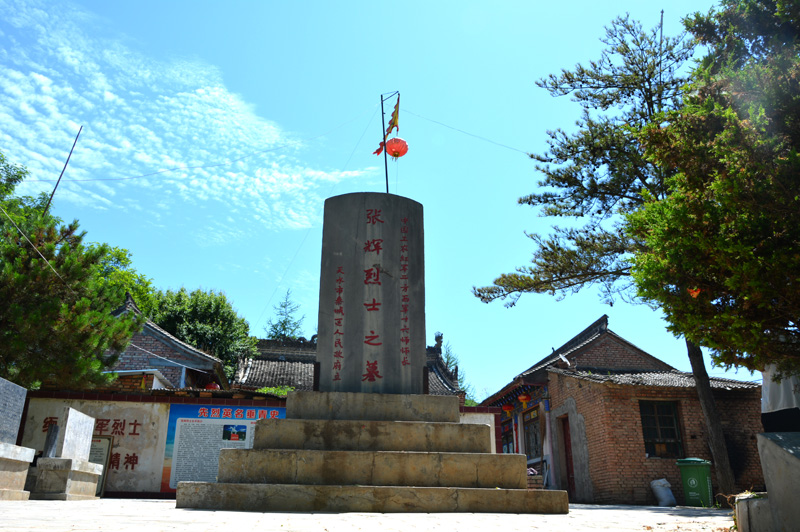 张辉烈士墓 4.jpg