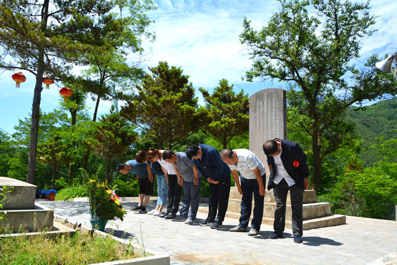来自天水市和秦州区两级供销社的同志前来缅怀先烈并献上花篮.jpg