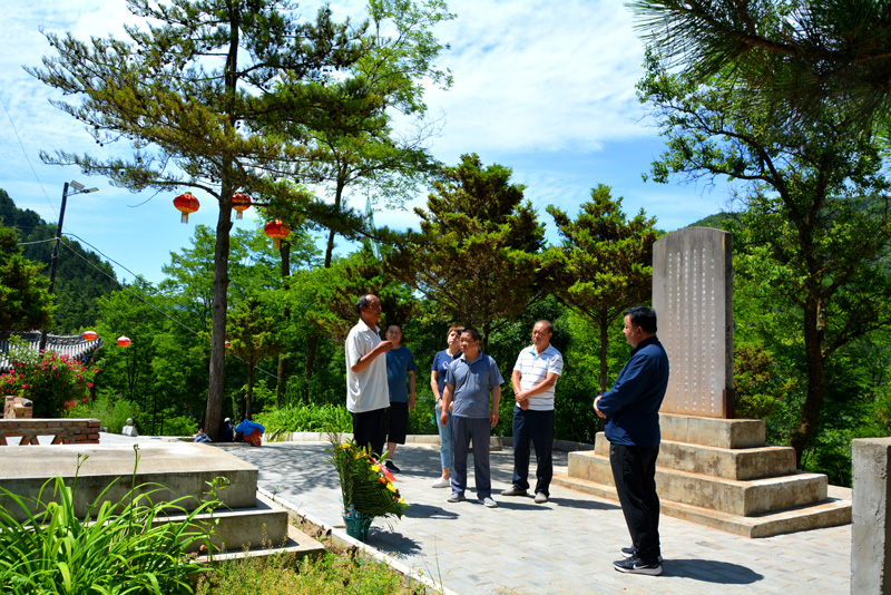 高虎平为前来祭奠的人讲解张辉烈士的故事 _6.jpg