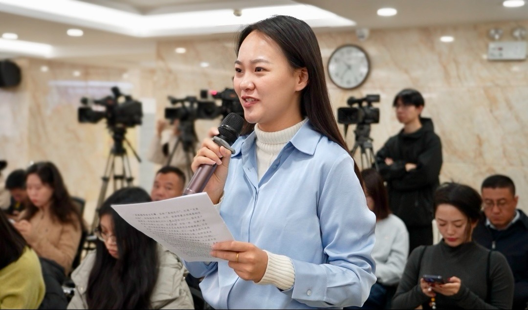 1763726229952125.jpg 4.甘肃国际传播中心记者现场提问.jpg